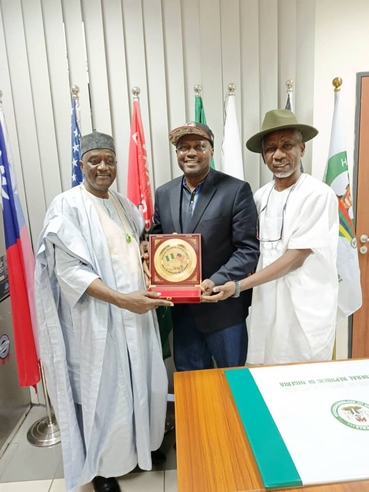Receiving a plaque at the National Assembly - Image 8